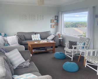 Waverley Beach Getaway - Waverley - Living room