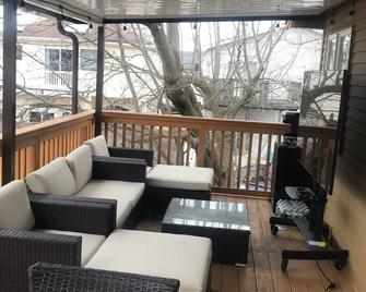 Exquisite 3 Bedrooms in this Stunning Fully Furnished Haven, Near Hospitals - Freeport - Balcony