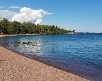 'North Shore Retreat' Lutsen 5 Bed/4 Bath, Sleeps 14, Ski in - Ski out - Lutsen - Beach