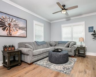 2 Min Walk To Downtown/King Bed /Golf Cart Rental/Pet Friendly! - Mount Dora - Вітальня