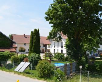 Bright, friendly apartment with private garden, right on the Danube cycle path - Winzer - Edificio