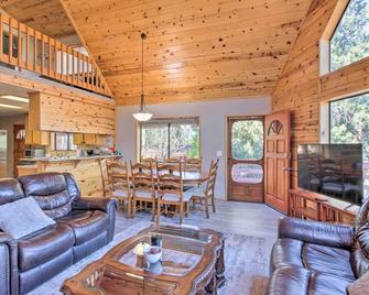 Idyllic Frazier Park Cabin Views, Pool Table - Frazier Park - Living room