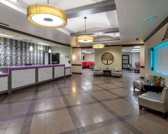 Hawthorn Suites by Wyndham Lubbock - Lubbock - Lobby