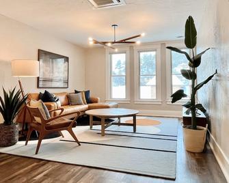 Historic & Modern! Walk to Restaurants, Moccasin Springs + Huge Suite w/ Kitchen - Hot Springs - Living room