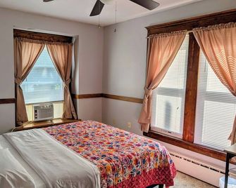 5 min to the Corning Museum of Glass! Family-sized Duplex w/ pool table & patio - Corning - Camera da letto