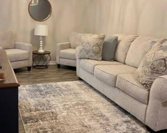 Discover Mississippi State U within 4 mins! Cozy 1-bedroom awaits. - Starkville - Sala de estar