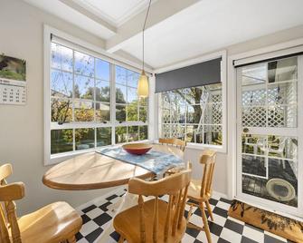 Centrally Located - Greytown Holiday Home - Greytown - Dining room
