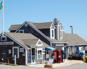 Beach House, Very Clean, Less Than 1/2 Mile Walk To Beach, Wifi, Central Air - South Yarmouth - Building