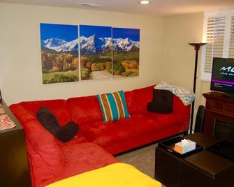 Denver Blue Bear Den: Private 3 Bedroom Dtc Apartment & New Cedar Spa Room! - Denver - Salon