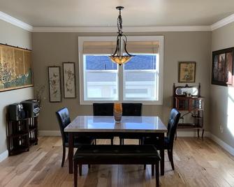 3 bedrooms with king beds, 2 1/2 bathrooms. 2146 sq ft house in east Medford. - Medford - Dining room
