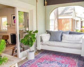Cute and Cozy Brookside /Gathering Place Bungalow. - Tulsa - Living room