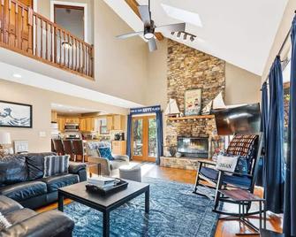 Weekend Restoration: Hot Tub - Fire Pit - Walk To Lake Michigan - Grand Beach - New Buffalo - Living room