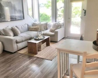 Lakeside in Muskoka - Huntsville - Living room