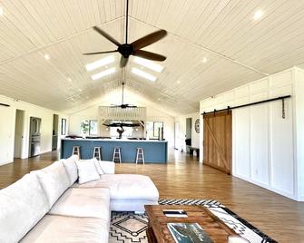 Relaxing 4-Bedroom Farmhouse Retreat on Working Farm - Kapaau - Sala de estar