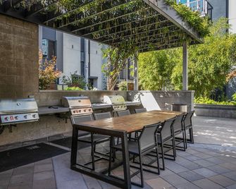 Classic Santana Row 1BR w/ Gym & Lounge, highway access, by Blueground - サンノゼ - テラス