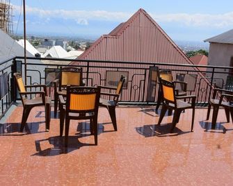 Alfa-House 4 Bedroom House With A/C, High Speed Internet, 24h Security Camera. - Bujumbura - Balcony