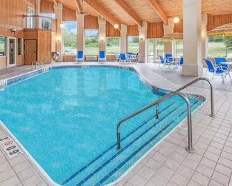 Baymont by Wyndham Howell/Brighton - Howell - Pool