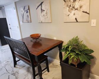 Cozy, beautiful apartment with lots of amenities! 3 miles from downtown fun! - Columbus - Dining room
