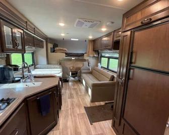 Quiet Country Rimrock Retreat Rv - Hayden - Kitchen