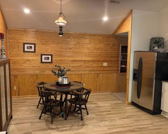 Experience rural charm in our Culleoka Farmstay - Culleoka - Comedor