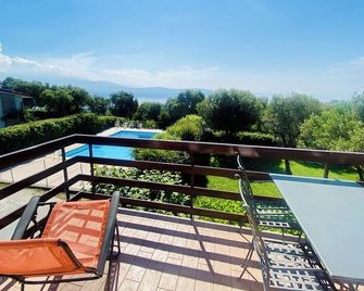 Apartment with air conditioning, sea view, swimming pool, Wi-Fi, quiet hill, parking. - Toscolano-Maderno - Balkon