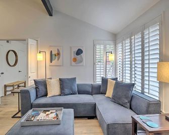 Modern Palm Springs Townhome Near Golf Courses - Palm Springs - Living room