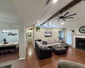 At the Heart of NWA, Detached Game room, L2 Charging, Bonus amenities and more! - Lowell - Living room