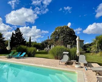 Stone house in an idyllic setting, with pool, relaxing and quiet! - Jau-Dignac-et-Loirac - Piscina
