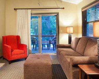 2 Bedroom Cottage at Christmas Mountain Village - Wisconsin Dells - Living room