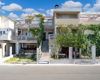 1 Bedroom Cozy Apartment In Pirovac - Pirovac - Edificio