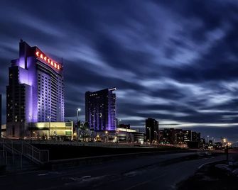 Enjoy the Hot Tub while staying close to Caesars, Riverfront, Downtown & Dining! - Windsor - Building