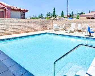 Travelodge by Wyndham Banning CA Near Casino/Outlet Mall - Banning - Pool