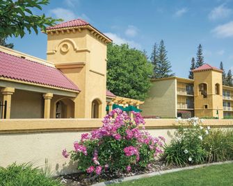 Howard Johnson by Wyndham Sacramento Downtown - Sacramento - Edificio