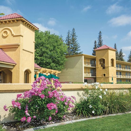 Building view of Howard Johnson by Wyndham Sacramento Downtown