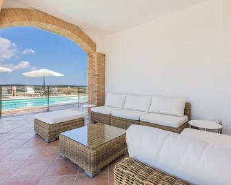 Villa Calanchi with pool, air conditioning and wonderful panorama, 20 minutes from the Adriatic Sea - Cossignano - Vista del exterior