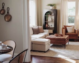 Cozy Midtown Midland Studio Suite - Midland - Living room
