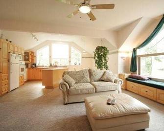 Hummingbird Guesthouse - Port Alberni - Huiskamer