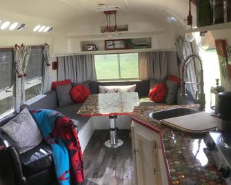 Archie the Airstream in the New River Gorge National Park beside local Brewery - Hico - Sala de estar