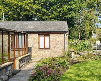 Secluded Stone Cottage - Countryside Escape - Log Burner & Garden - Burton-in-Kendal - Patio