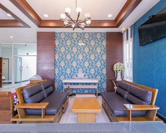 Panwalee Hotel - Khon Kaen - Sala de estar