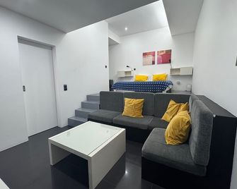 Sea Breeze Boutique House - Porto da Cruz - Phòng khách