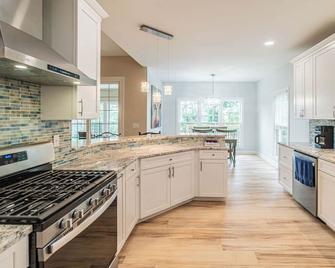 New Build! Bayview- Private dock in quiet cul-de-sac. 20 minutes to Murray State - Murray - Keuken