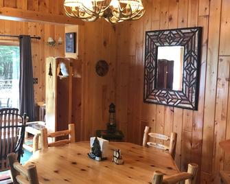 Cozy Lakehome Retreat In Wooded Setting 50 Feet From The Shore Of Lake Superior - Two Harbors - Comedor