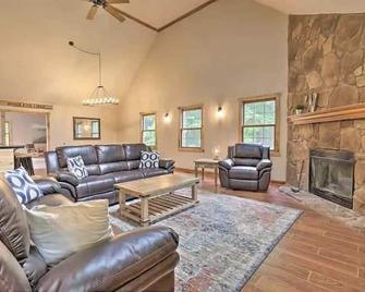 Epic Game Roomnear Parksgroup Getawaygives Back - Logan - Living room