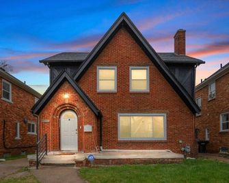 Mid-Century Modern Design -Bagley Home Sleeps 12 - Detroit - Edificio