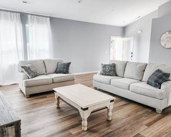 Cozy 2B/2B brand new oasis close to everything in Shady Cove! - Shady Cove - Sala de estar
