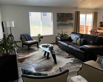 Newly Remodeled 3 Bed 2 Bath home, minutes from everything - Pendleton - Sala de estar