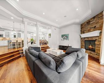 Welcome to Maison Monroe, A Sophisticated Denver Retreat in South Denver - Denver - Wohnzimmer