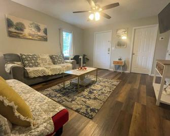 Charming 1-bedroom 2 Queen Bed,1 sofa bed Apartment in Valdosta! - Valdosta - Living room