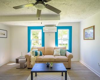 Magnificent Oriental Home with 3 BR/2 BA offers Oriental's history. - Oriental - Living room